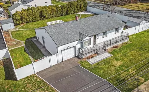 65 39th St, Islip, NY 11751