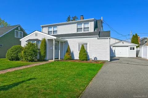 78 Center Ln, Levittown, NY 11756