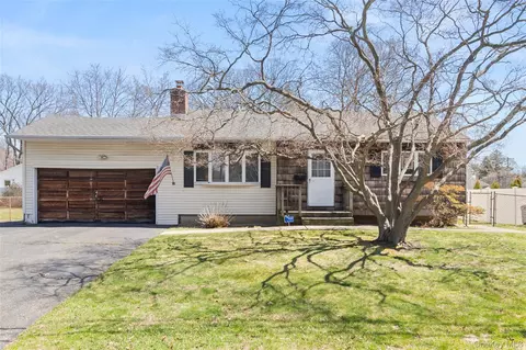 1643 Pine Acres Blvd, Bay Shore, NY 11706