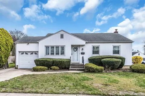 80 Knickerbocker Rd N, Plainview, NY 11803
