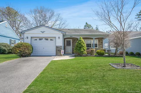 259 Edinburgh Dr, Ridge, NY 11961