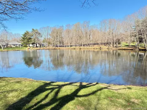707 Bentley Ct, Saint James, NY 11780