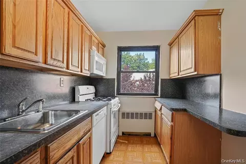 90-55 Shore Pkwy #68, Howard Beach, NY 11414