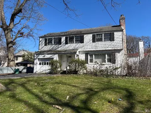 37 Kings Point Rd, North Hempstead, NY 11024