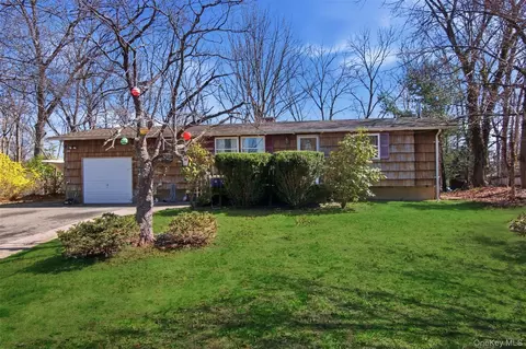 30 Lodge Ln, Setauket, NY 11733