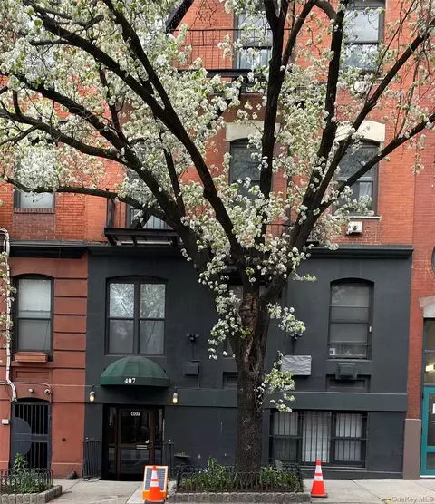 407 W 40th St #4B, New York, NY 10018