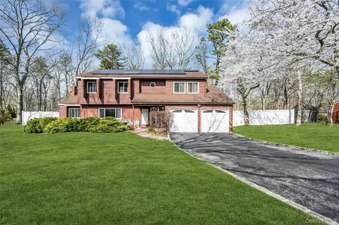 7 Hastings Dr, Ridge, NY 11961