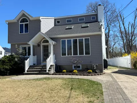 2689 Cedar Ct, Oceanside, NY 11572
