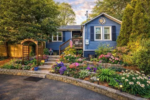 33 Park Dr, Rocky Point, NY 11778