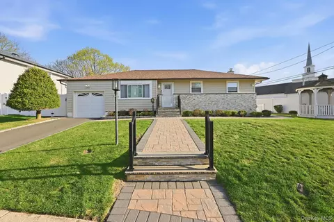 3 Miriam Ln, Plainview, NY 11803