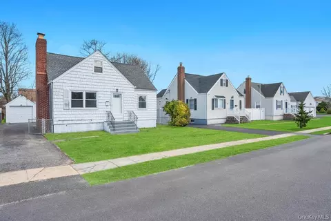 108 Lido Pkwy, Lindenhurst, NY 11757