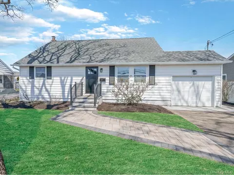 207 N Nassau Ave, North Massapequa, NY 11758