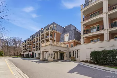 3000 Royal Ct #3102, North Hempstead, NY 11040