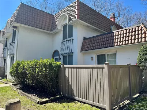 280 Brettonwoods Dr, Coram, NY 11727