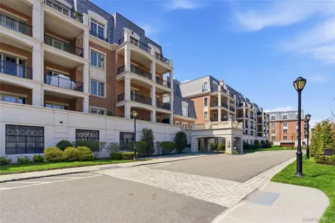 5000 Royal Ct #5014, North Hempstead, NY 11040
