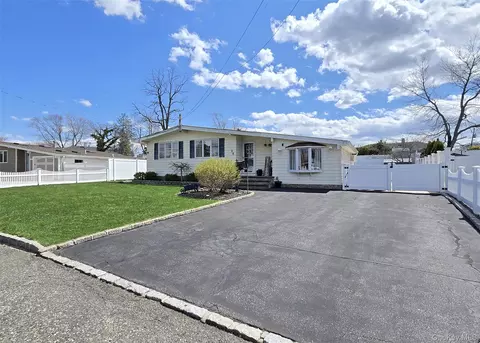 25 Peter Rd, Lake Ronkonkoma, NY 11779