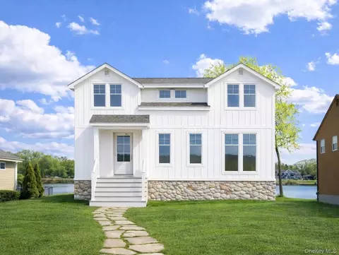 103 Hewitt Blvd, Brookhaven, NY 11934