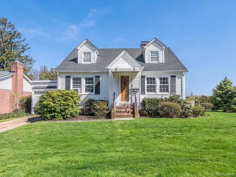 9 West St, North Hempstead, NY 11548