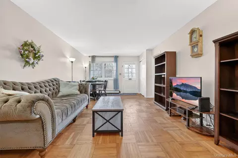 Living - 1840 Crompond Rd #1A4, Peekskill, NY 10566 photo 5 of 5