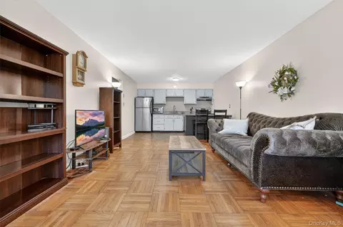 Living - 1840 Crompond Rd #1A4, Peekskill, NY 10566 photo 2 of 5