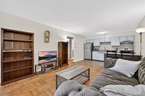 Living - 1840 Crompond Rd #1A4, Peekskill, NY 10566 photo 3 of 5