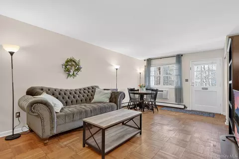 Living - 1840 Crompond Rd #1A4, Peekskill, NY 10566 photo 4 of 5