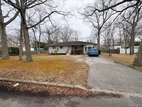 66 40th St, Islip, NY 11751