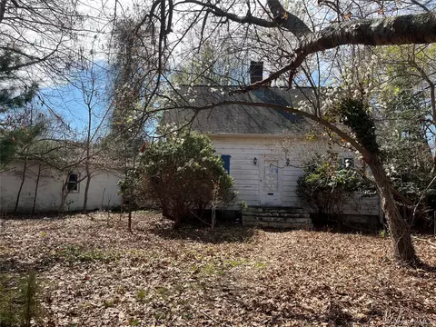 15 Mariners Ln, Northport, NY 11768