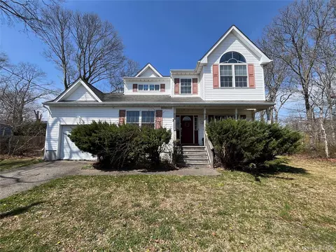 3 Robinwood Dr, Mastic Beach, NY 11951