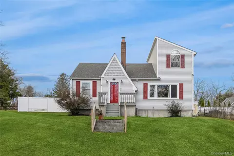 146 Swezey Ln, Middle Island, NY 11953