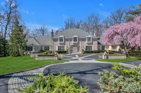 12 Overlook Ct, Locust Valley, NY 11560