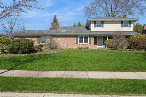 3 Clemson Ln, Woodbury, NY 11797