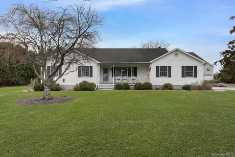 47 Pier Ave, Riverhead, NY 11901