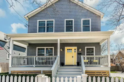 215 North St, Greenport, NY 11944