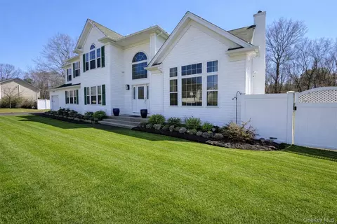 180 Country Rd, Medford, NY 11763