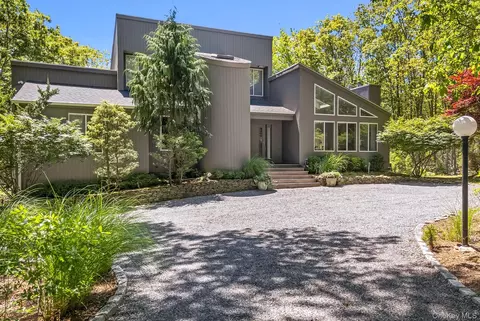 76 Island View Dr W, Sag Harbor, NY 11963
