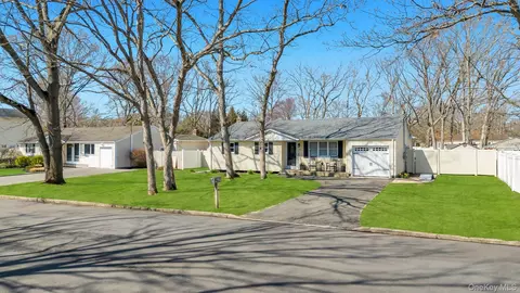 46 Serene Pl, Hauppauge, NY 11788