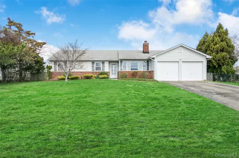 7 Lindner Ct, Brookhaven, NY 11719
