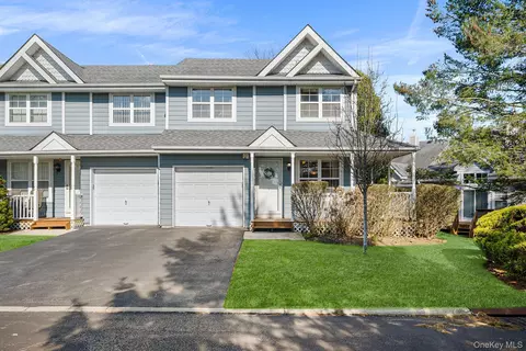 1 Spruce Ln, Central Islip, NY 11722