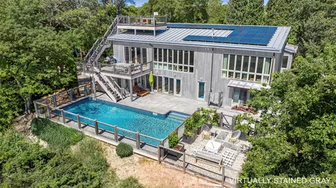 32 Tuthill Ln, Remsenburg, NY 11960