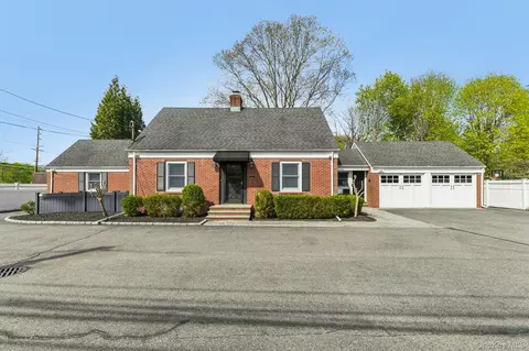 1 Huntington Bay Rd, Huntington, NY 11743