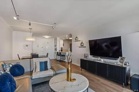 18-15 215th St #15F, New York, NY 11360