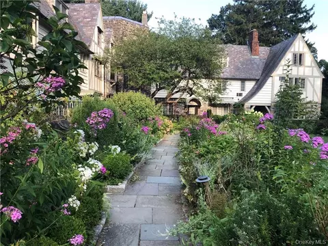 5 Merestone Ter, Bronxville, NY 10708