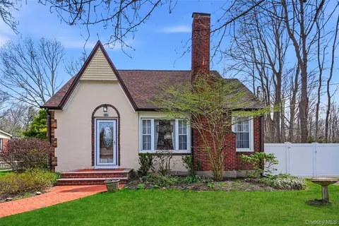 75 Oregon Ave, Medford, NY 11763