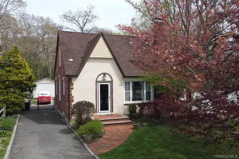 75 Oregon Ave, Medford, NY 11763