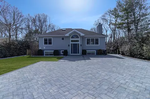 15 Palo Alto Dr, Hampton Bays, NY 11946