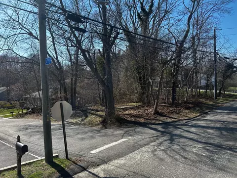 4 Th, Riverhead, NY 11792