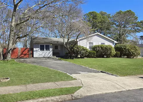7 Clair Ave, Holbrook, NY 11741
