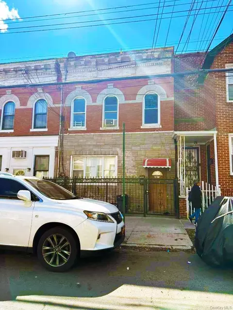 8822 85th St, New York, NY 11421