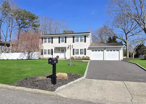 29 Loebel St, Selden, NY 11784